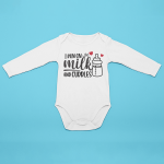 Body bebelusi personalizat "I run on milk and cuddles"