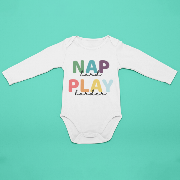 Body bebelusi personalizat "Nap hard, play harder"