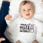 Body bebelusi personalizat "I run on milk and cuddles"