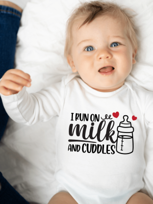 Body bebelusi personalizat "I run on milk and cuddles"