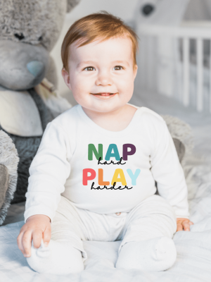 Body bebelusi personalizat "Nap hard, play harder"