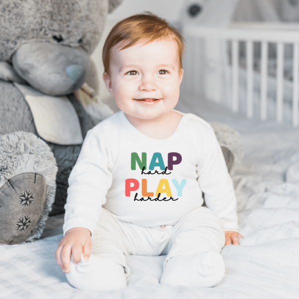 Body bebelusi personalizat "Nap hard, play harder"